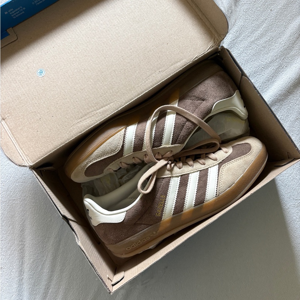 Adidas Men's Beige and White Sneakers